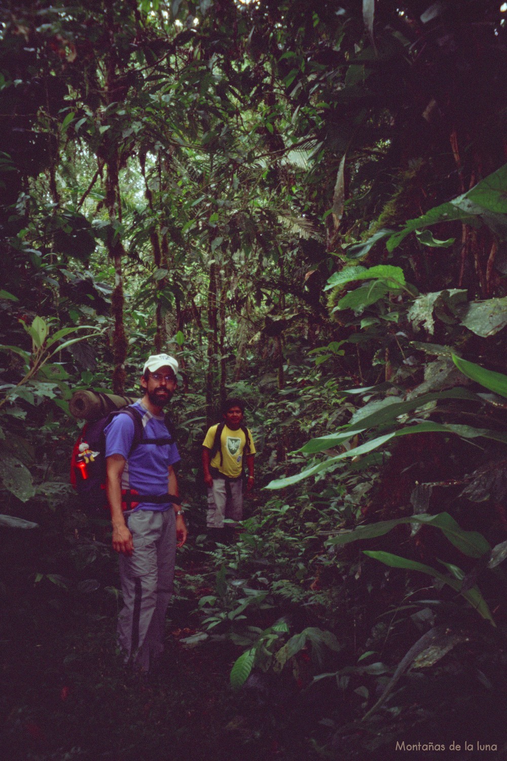 Jesús y Marcelo marchando por la selva